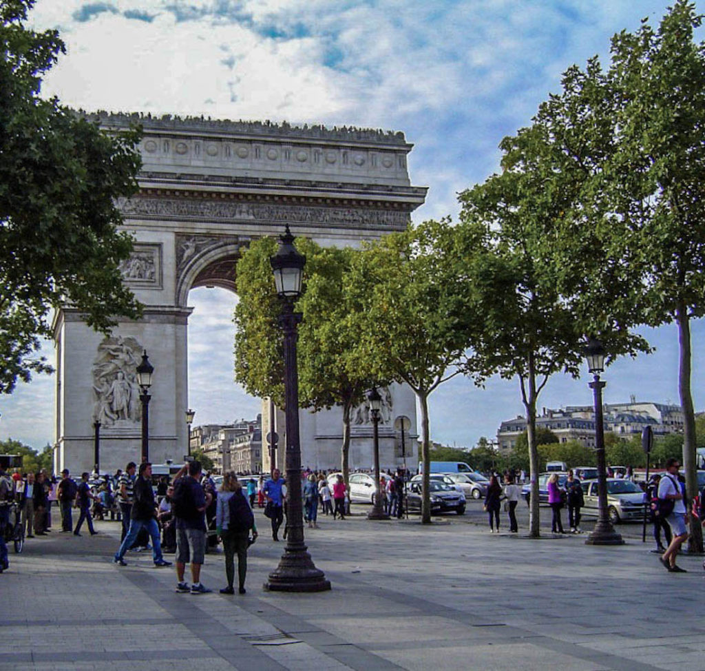 Arch de Triomphe surrounded by people