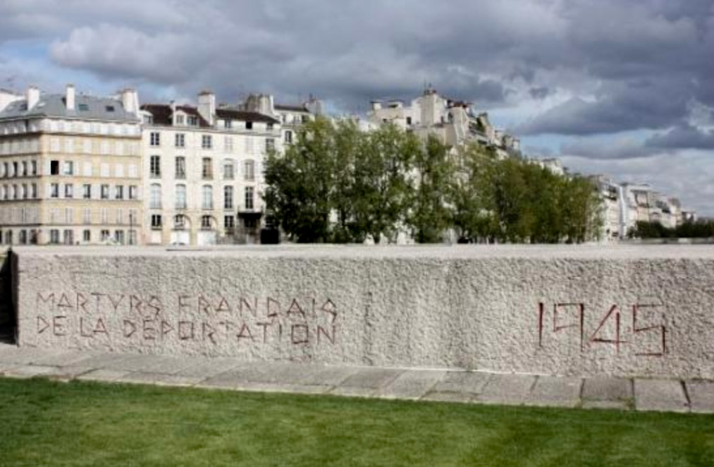 A Wall stone with  "Martyrs de la Déportation 1945" written on the outside